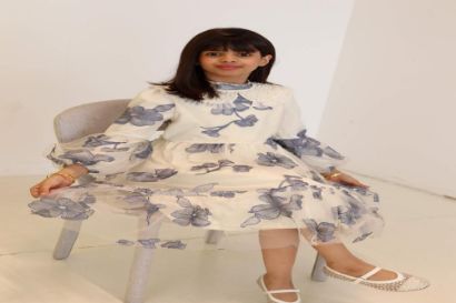 صورة فستان بيج تل بربطة العنق المزينه بالؤلؤ